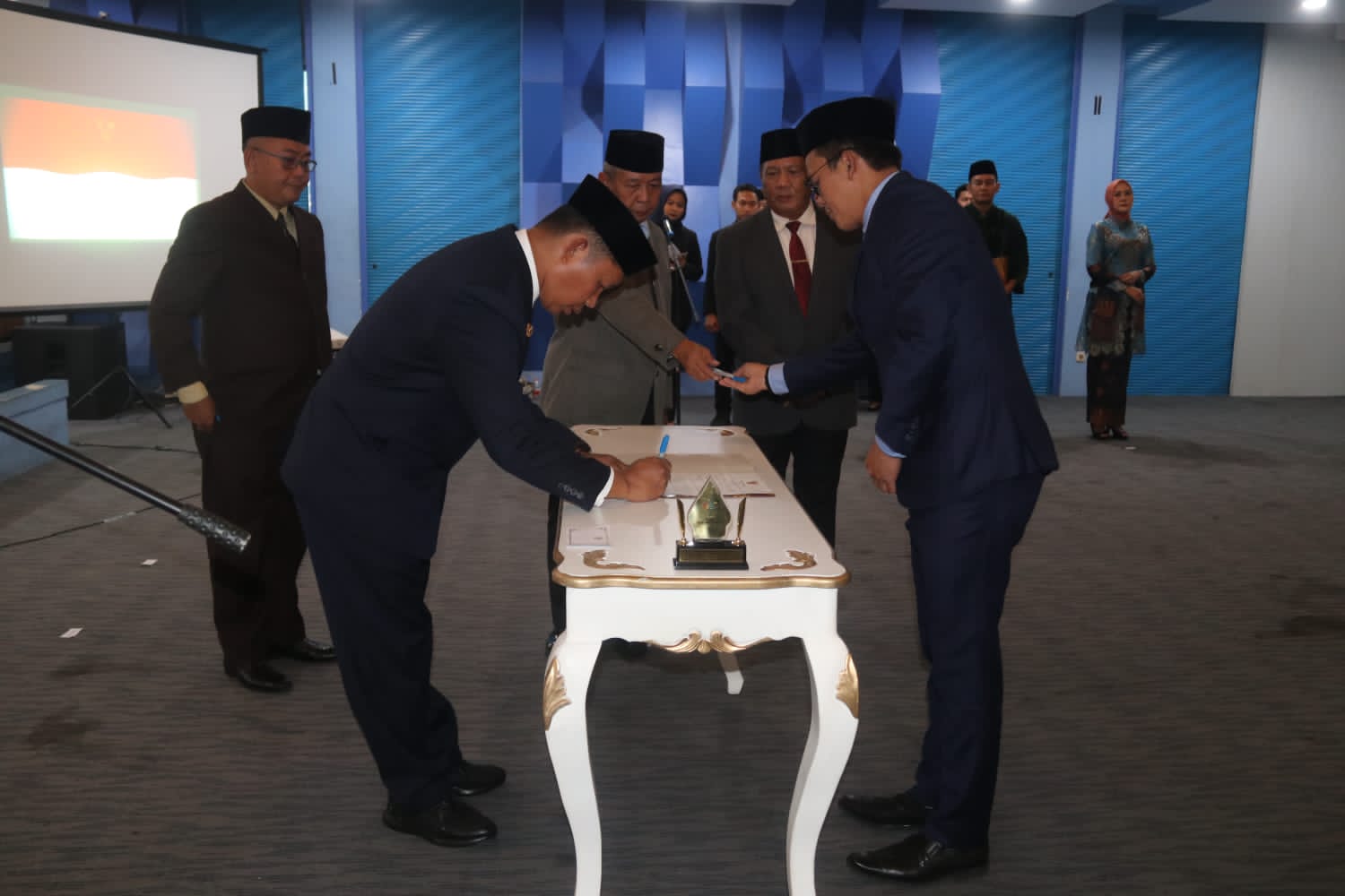Pj. Bupati Asmawa Tosepu lantik Dirut PDAM, Tedi Kurniawan diruang serbaguna PDAM Kahuripan, Cibinong, Kabupaten, Kawa Barat. Jumat (5/1/2203). Foto : HO/Radar Bogor/Hendi Novian