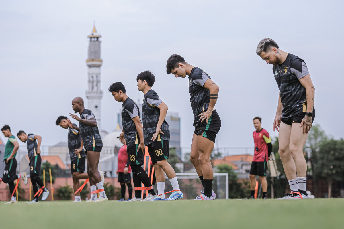 Punggawa Bajol Ijo melakukan peregangan dengan restance ban secara bersama-sama. (Persebaya)/Sumber: persebaya.id