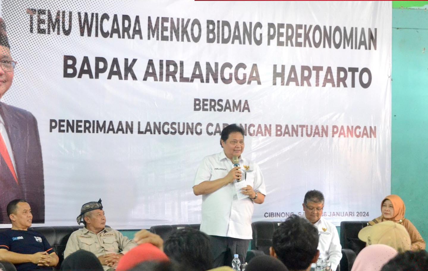 Airlangga Hartarto saat melakukan penyerahan BLT El Nino di Kelurahan Pabuaran, Kecamatan Cibinong, Kabupaten Bogor, Jawa Barat, Sabtu (6/1/2024).
