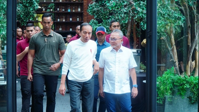 Presiden Joko Widodo (Jokowi) makan siang dengan Menteri Perdagangan (Mendag) yang juga Ketua Umum (Ketum) PAN Zulkifli Hasan (Zulhas) di Medja Restauran Bogor. Foto: Tim Media PAN/Jordy