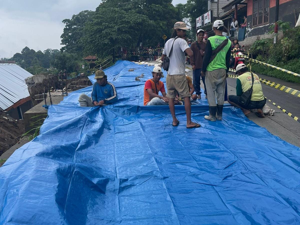 Hujan deras di Kawasan Cigombong dan sekitarnya, mengakibatkan proyek di Stasiun Maseng, Desa Ciadeg, Kecamatan Cigombong, longsor, Minggu (7/1/2024).
