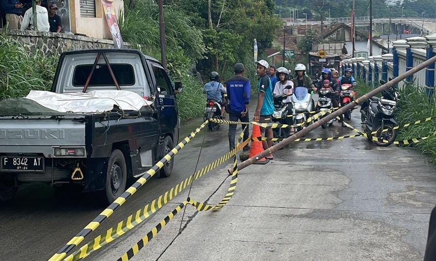 Longsor proyek PT KAI di Stasiun Maseng, Desa Ciadeg, Kecamatan Cigombong, Kabupaten Bogor, Minggu siang (7/1/2024) tidak saja menutup jalan kampung, akses jalan utama warga juga terdampak longsor tersebut.