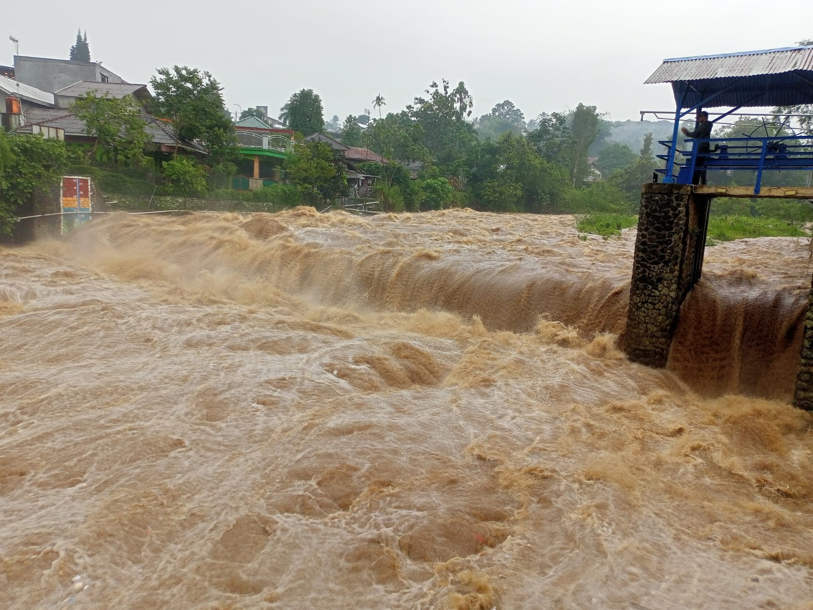 Tinggi air di Bendung Cibalok terus meningkat akibat curah hujan di Kawasan Puncak. Arifal/Radar Bogor