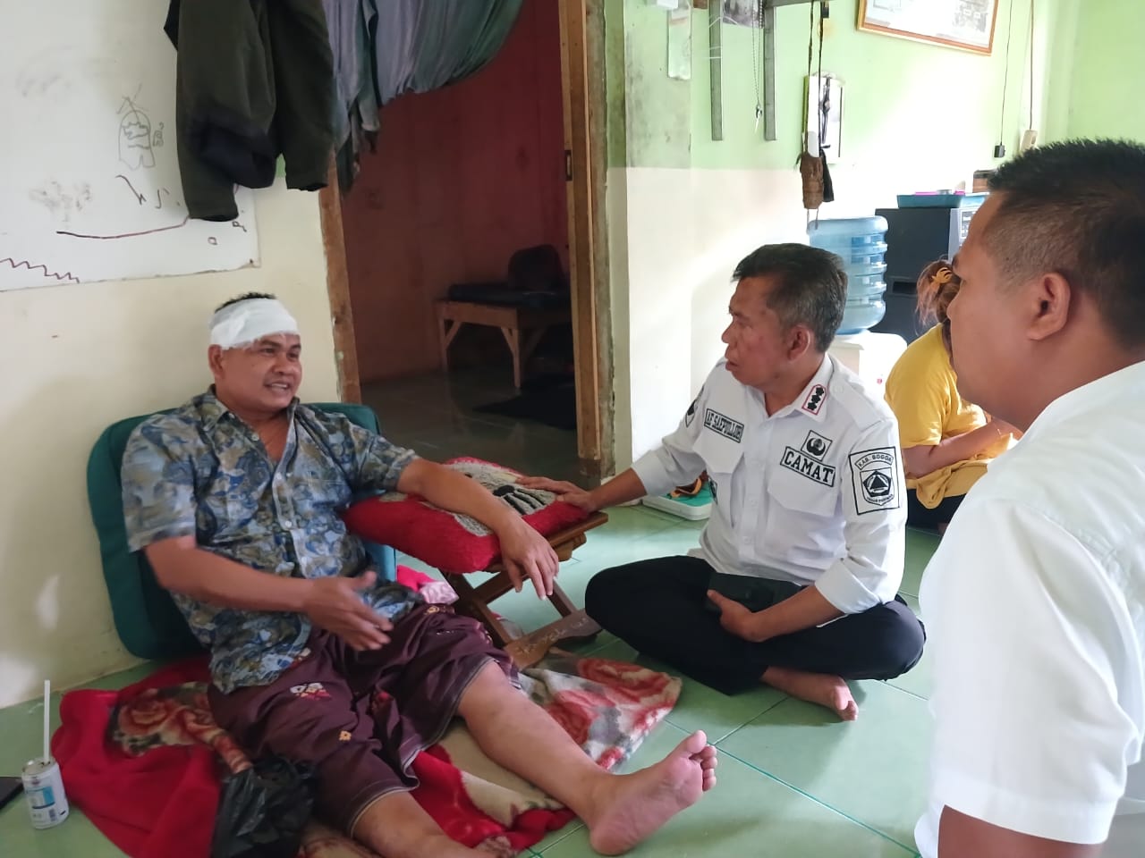 Camat Nanggung Ae Saepulloh ketika mendampingi pegawainya yang menjadi korban laka beruntun di Leuwisadeng. IST