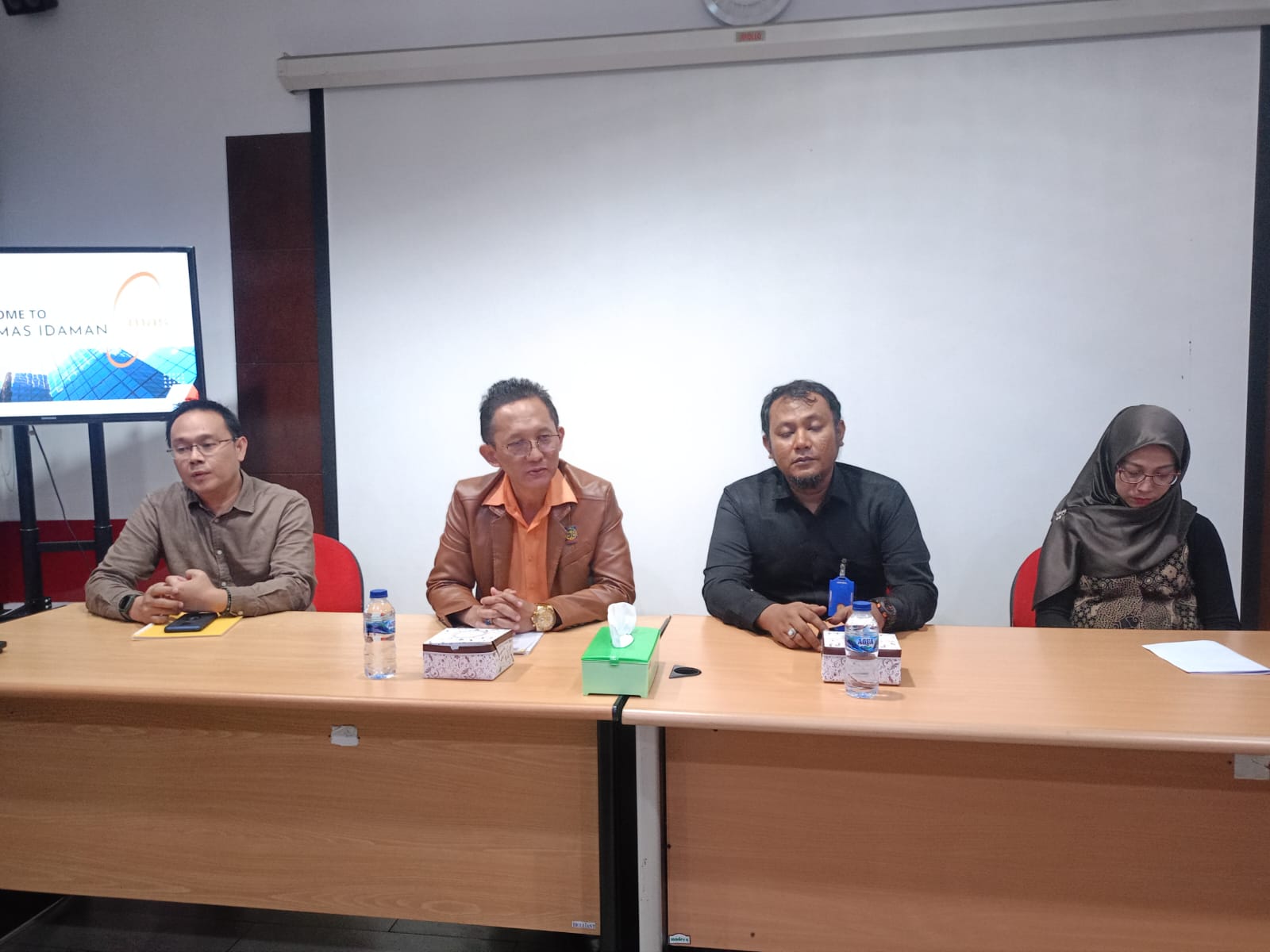 Pihak manajemen PT Sepatu Mas Idaman bersama kuasa hukum ketika memberikan keterangan seputar pengurangan pegawai karena menurutnya orderan ekspor. IST