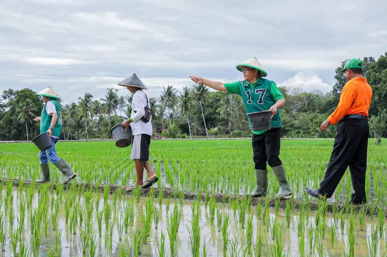 Harlah PPP ke-51, Mardiono lakukan dialog bersama petani dan warga. (Sumber: JawaPos.com)