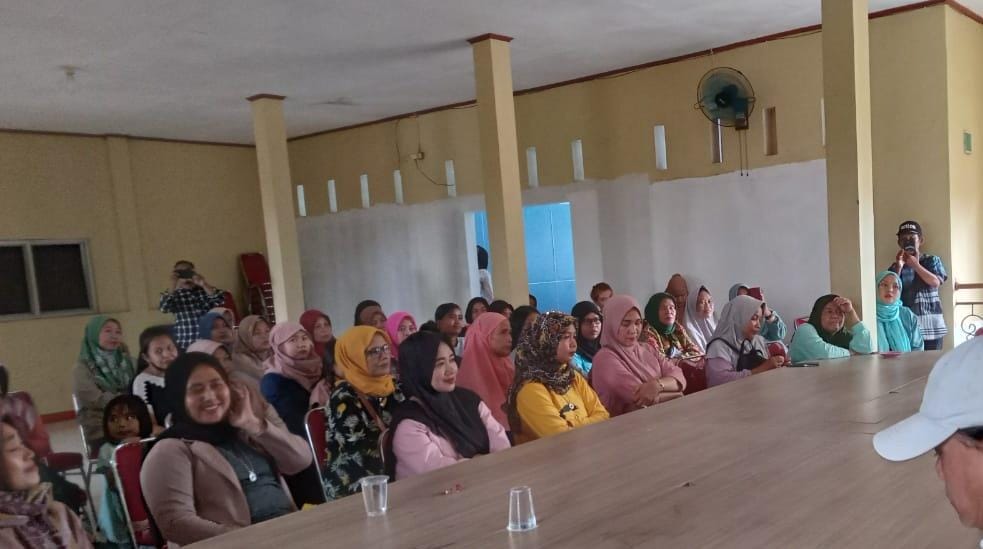 Puluhan emak-emak mendatangi Kantor Desa Cibinong, Kecamatan Gunung Sindur, Kabupaten Bogor, Kamis siang (18/1/2024). Mereka adalah korban tabungan bodong.
