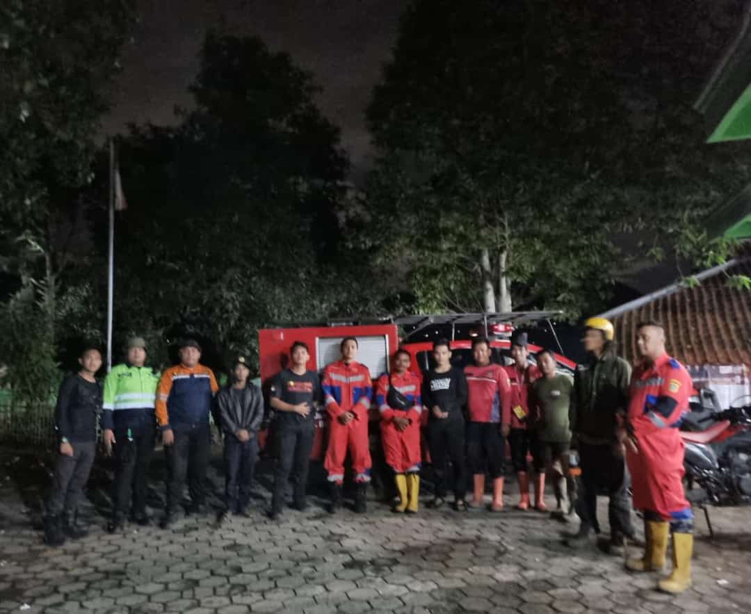 Foto bersama tim rescue Damkar Kabupaten Bogor setelah menolong warga Bekasi yang tersesat. IST