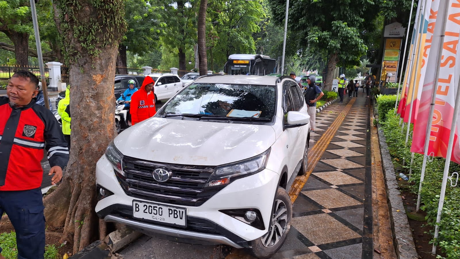 Wisatawan asal Depok mengalami kecelakaan tunggal di Jalan Ir H Juanda, Kelurahan Paledang, Kecamatan Bogor Tengah, Kota Bogor pada Minggu, (21/1).