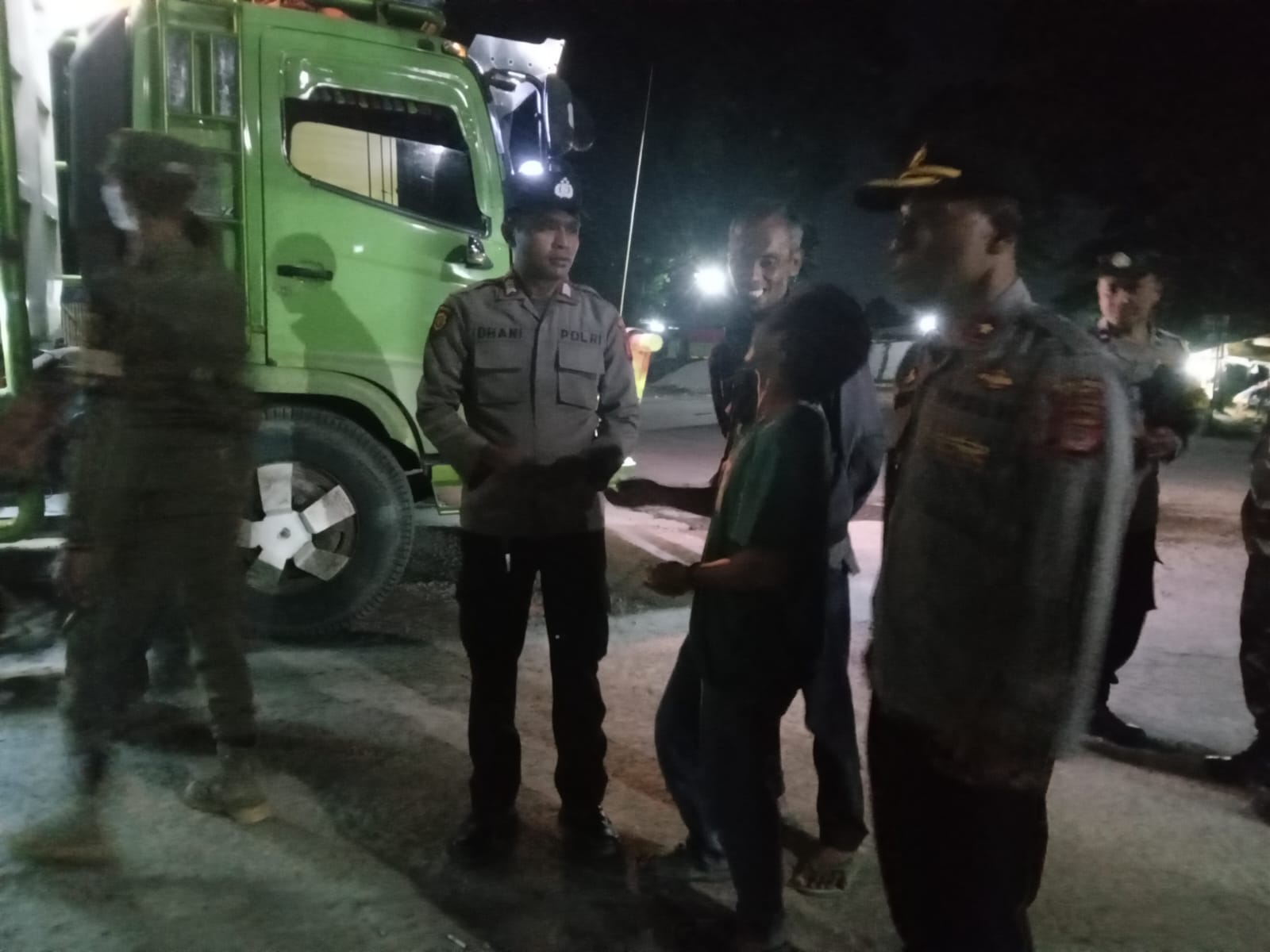 Anggota Polsek Rumpin tangkap pelaku pungli sopir truk tambang kemarin malam, Minggu (21/1/2024). Dok. Polsek Rumpin