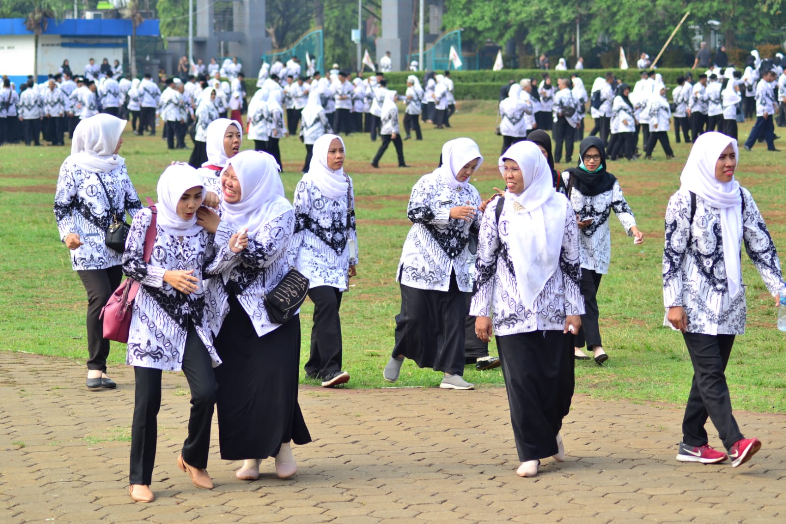 Sejumlah tenaga pengajar usai ikuti upacara Hut PGRI  di lapangan Tegar Beriman, Cibinong, Kabupaten Bogor, Jawa Barat. Dinas Pendidikan membuka peluang guru honorer menjadi ASN sebanyak 419.146. Foto : Dok/Radar Bogor/Hendi Novian