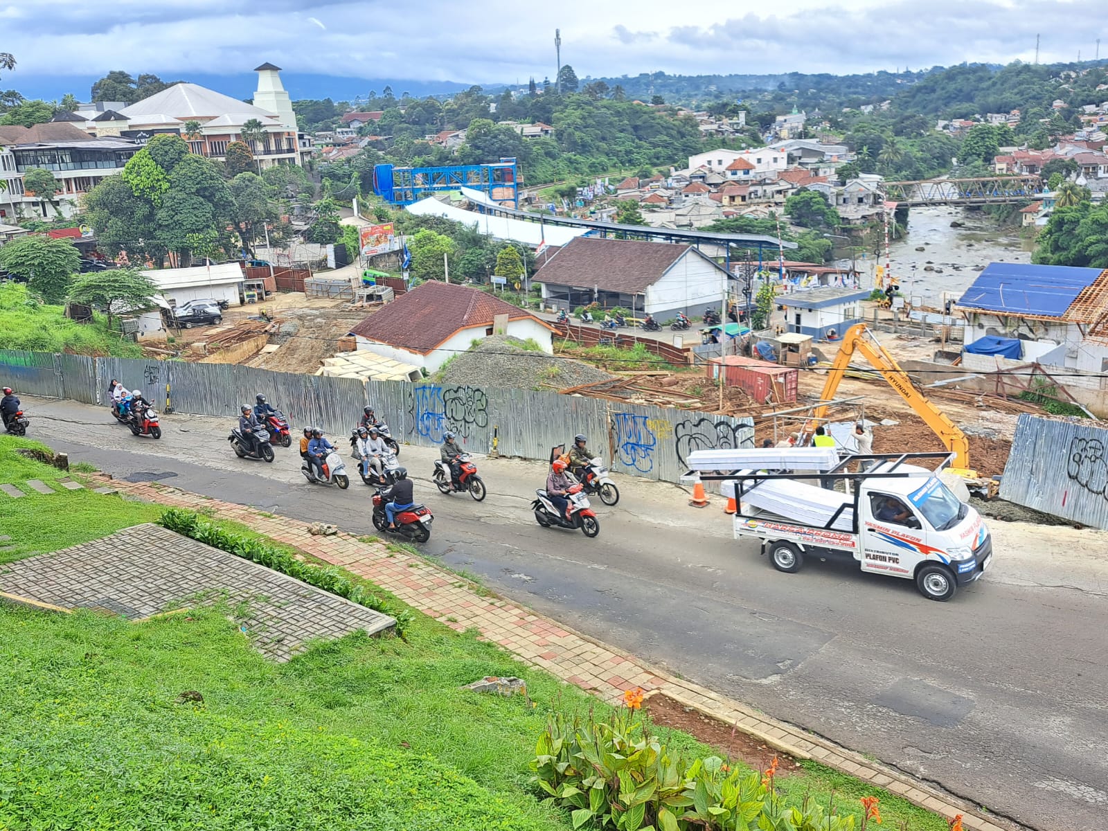 Jalan rusak di Saleh Danasasmita, akan diperbaiki oleh Dinas Pekerjaan Umum dan Penataan Ruang (PUPR) Kota Bogor pada Rabu (24/1/2024) malam. Fatur/Radar Bogor