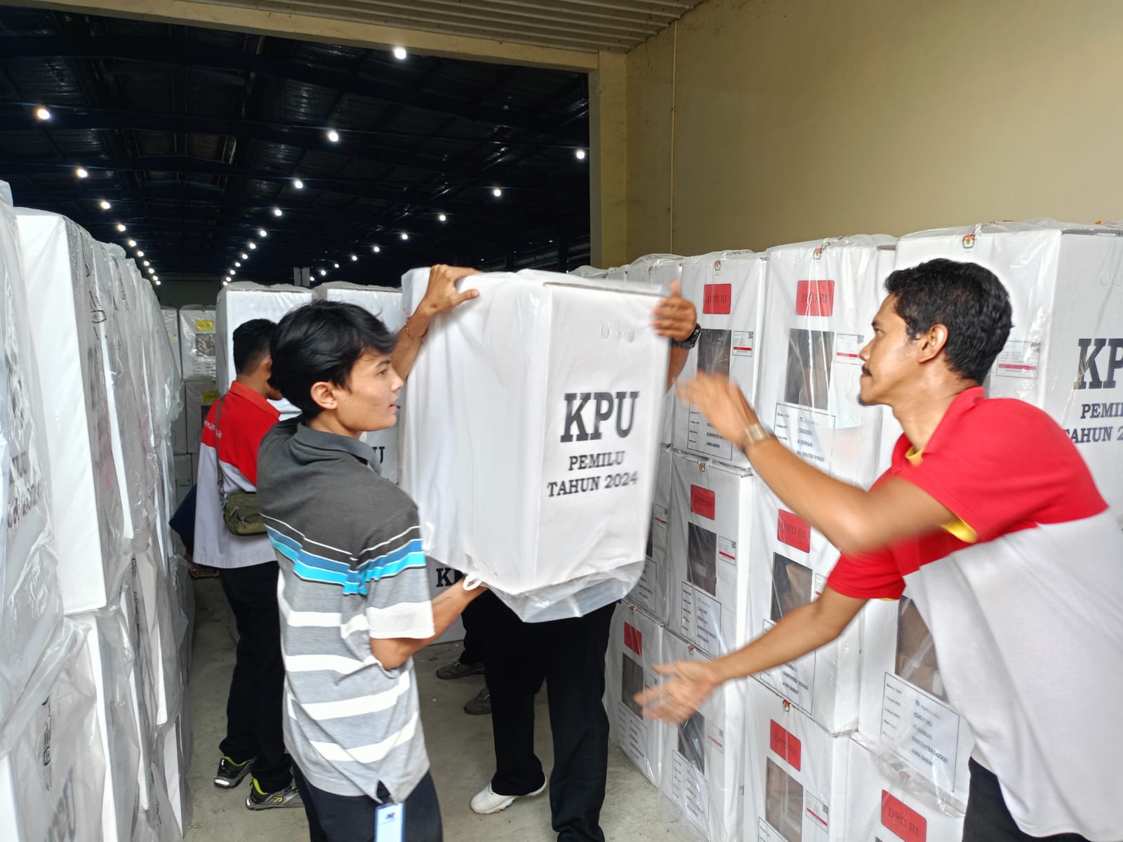 Petugas mengangkat kotak suara di Gudang KPU Kabupaten Bogor. KPU Kabupaten Bogor telah mengumumkan calon anggota PPK untuk Pilkada 2024 yang lolos seleksi administrasi.