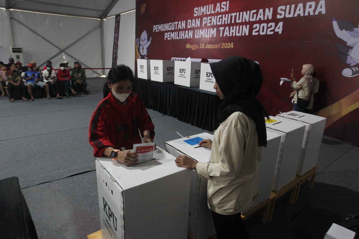 Komisi Pemilihan Umum (KPU) Kota Bogor melakukan kegiatan Simulasi Pemungutan dan Penghitungan Suara Pemilu 2024 di Lapangan Landbouw, Kelurahan Pasir Mulya, Kecamatan Bogor Barat, Kota Bogor pada Minggu, (28/1). Sofyansyah/Radar Bogor.