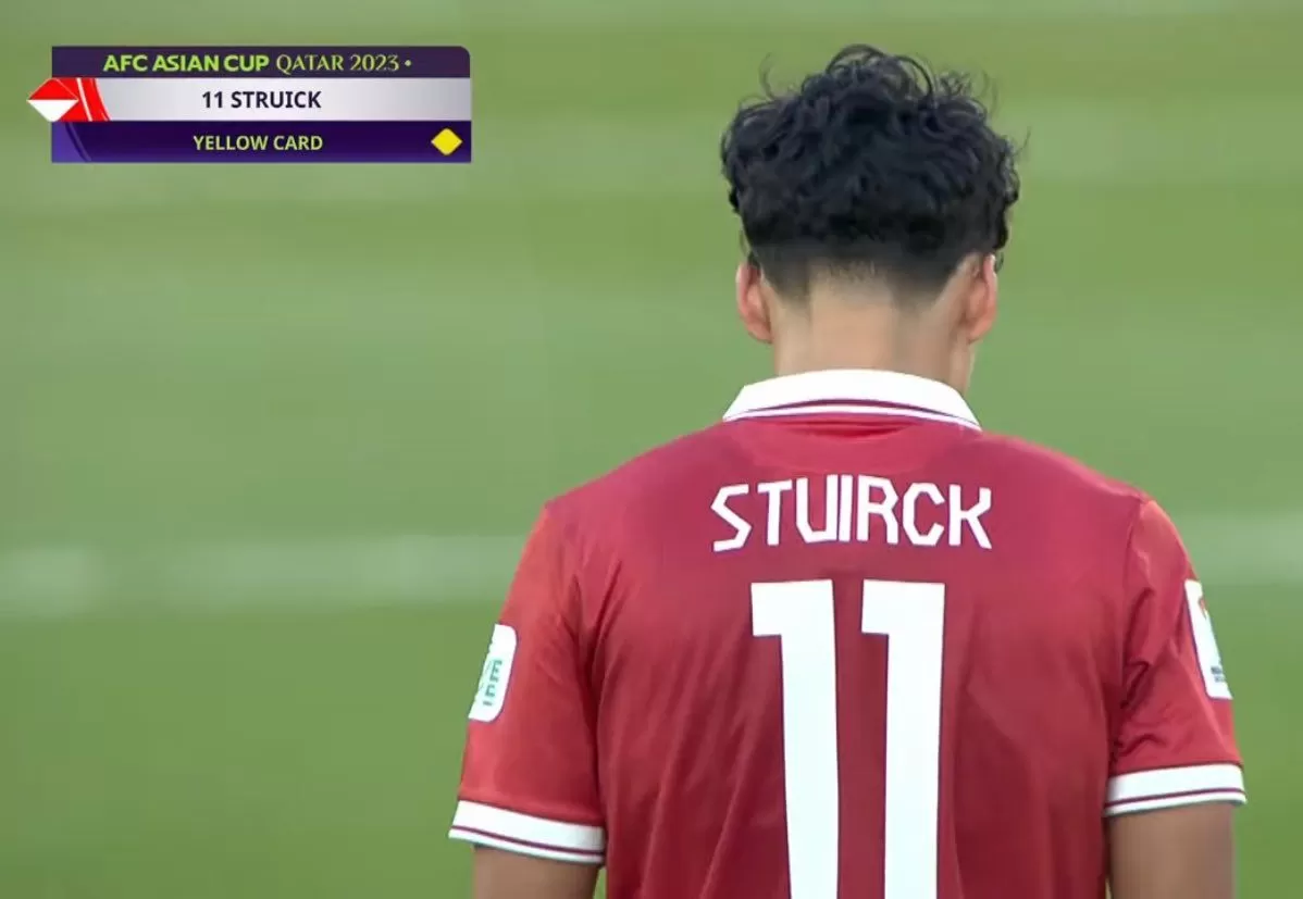 Jersey Rafael Struick salah tulis nama pada laga Timnas kontra Australia di babak 16 besar Piala Asia 2023. (Istimewa/JawaPos.com)