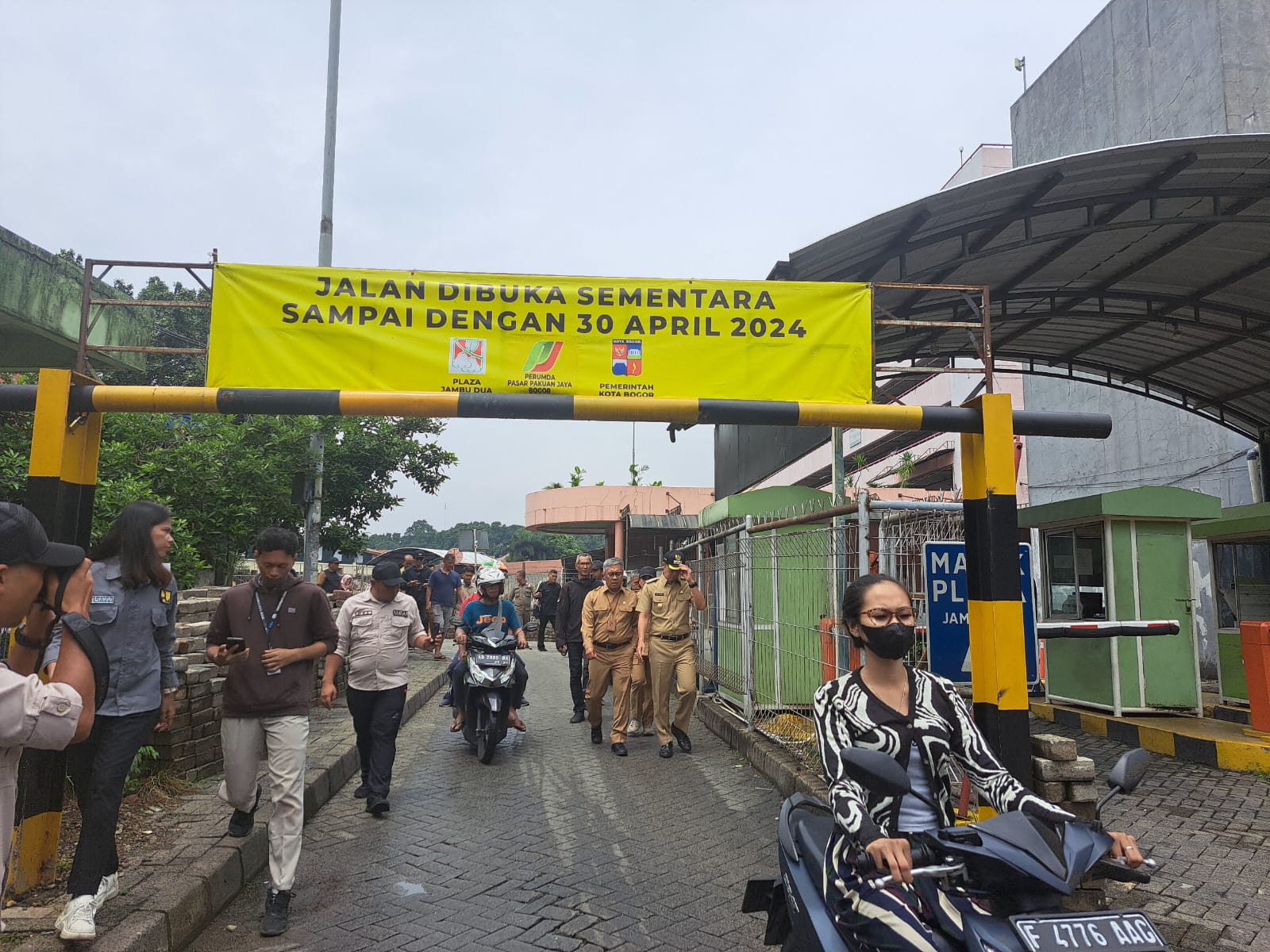 Wakil Wali Kota Bogor Dedie A Rachim meninjau akses ke Pasar Jambu Dua. Fatur/Radar Bogor