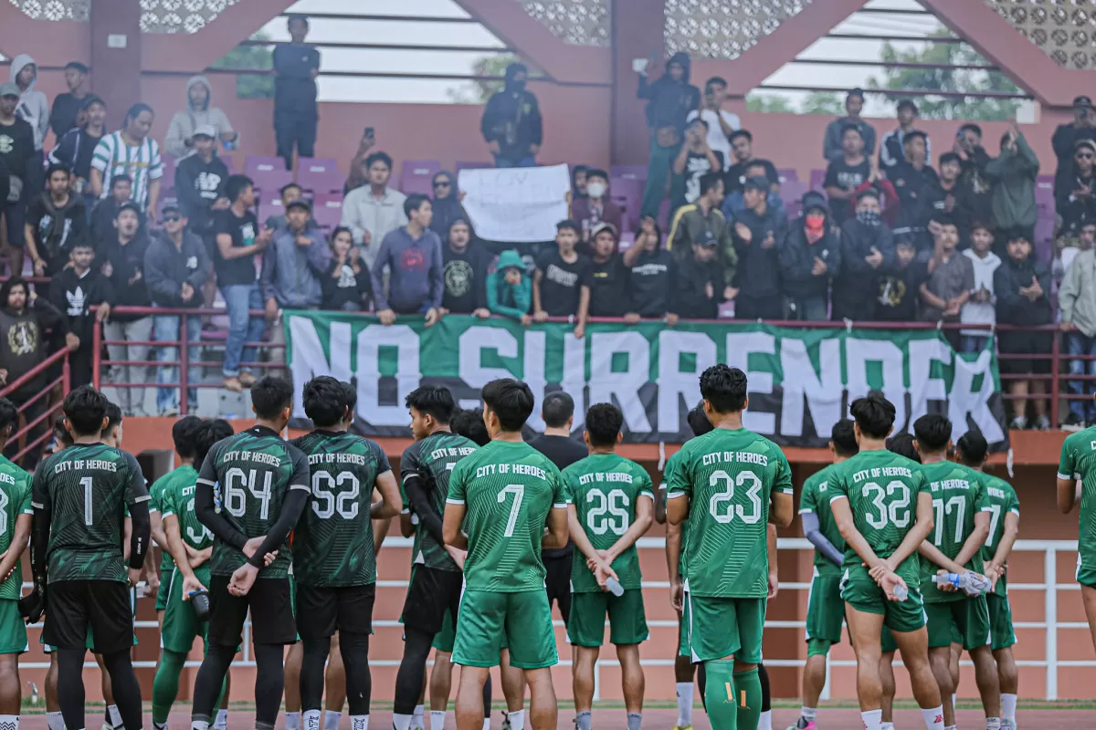 Puluhan Bonek datang pada sesi latihan Persebaya Surabaya untuk memberikan dukungan secara langsung. (Persebaya)/Sumber: JawaPos.com