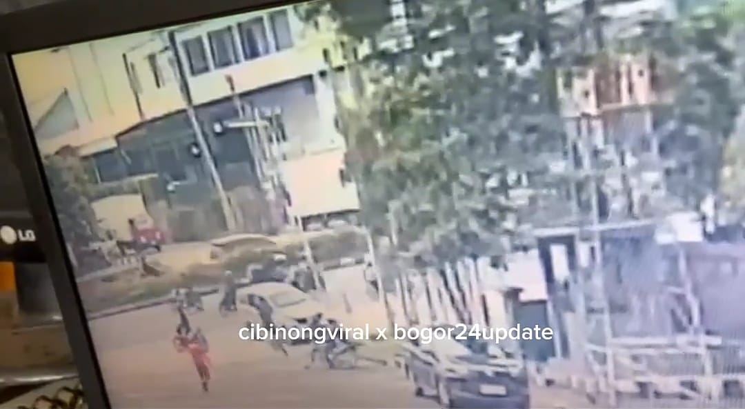 Tangkapan layar rekaman CCTV aksi pencurian tas modus ban kempas di Jalan Alternatif Sentul.