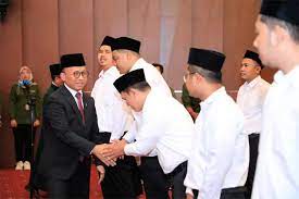 Sekjen Kemnaker Anwar Sanusi memberikan ucapan selamat kepada Pegawai Pemerintah dengan Perjanjian Kerja (PPPK) Kemnaker yang baru saja dilantik di Jakarta, Senin (27/11/2023). (Sumber : JawaPos.com)