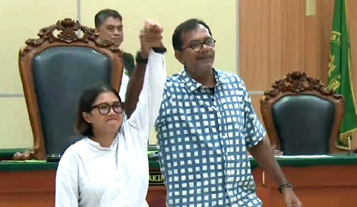 Illustrasi foto, Haris Azhar dan Fatia Maulidiyanti mendapatkan vonis bebas dalam sidang di Pengadilan Negeri Jakarta Timur. (Sumber Foto  : Diswey.id)
