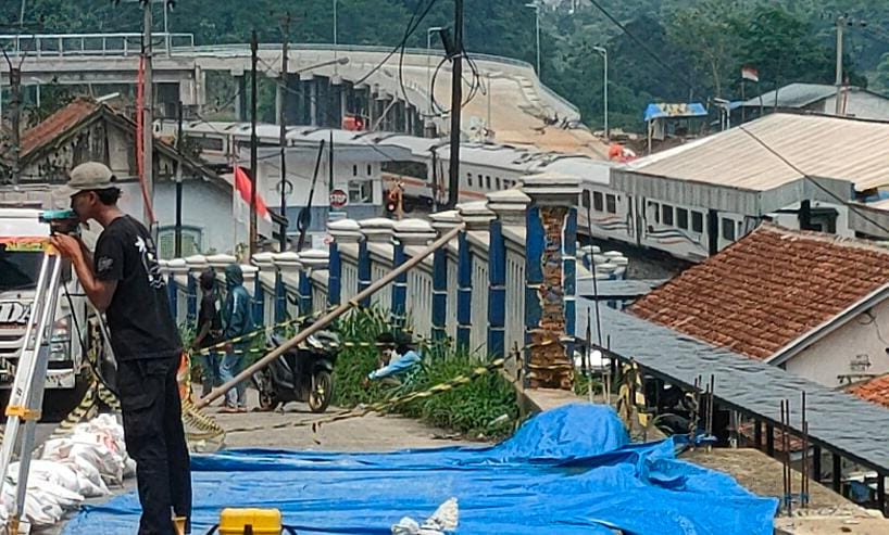 Kereta Api Pangrango melintasi Stasiun Maseng Senin (8/1/2024) siang. ARIFAL/RADAR BOGOR