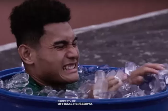 Mikael Tata Pemain Persebaya Surabaya sedang berendam di drum es saat latihan bersama Paul Munster. (Sumber: JawaPos.com)