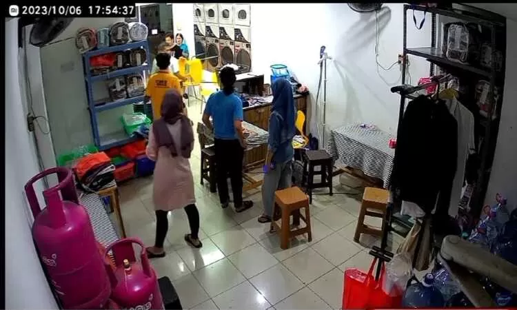 Dua laki-laki melakukan aksi amuk di sebuah laundry di wilayah Jakarta Barat. (sumber: instagram @info_cikarang_karawang)