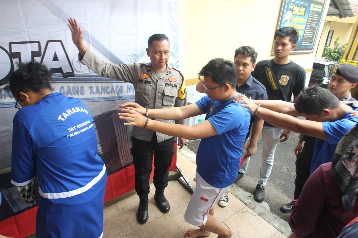 Tersangka penyegelan tempat ibadah di Sumur Wangi, Kelurahan Kayumanis, Kecamatan Tanah Sareal. SOFYANSYAH/RADAR BOGOR