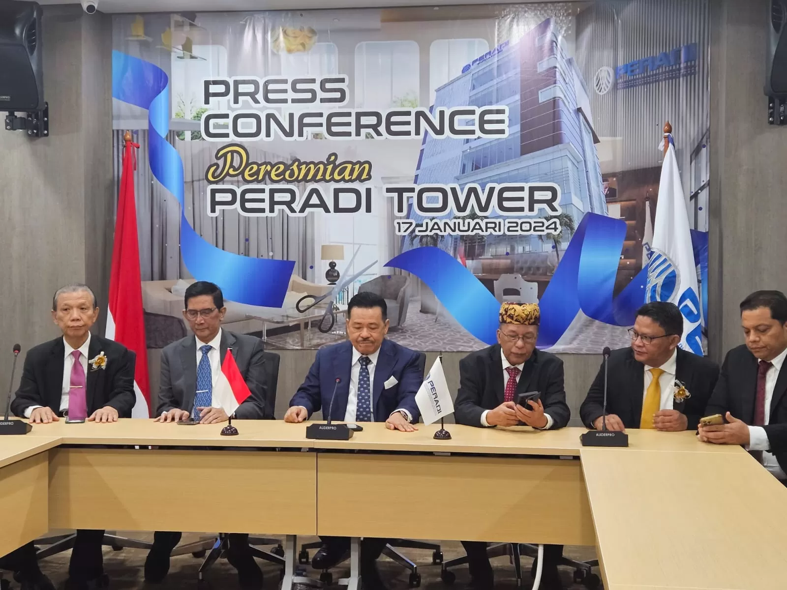 Pengacara Otto Hasibuan meresmikan Peradi Tower di Jalan Jenderal Ahmad Yani, Jakarta Timur pada Rabu (17/1). (sumber: jawapos.com)