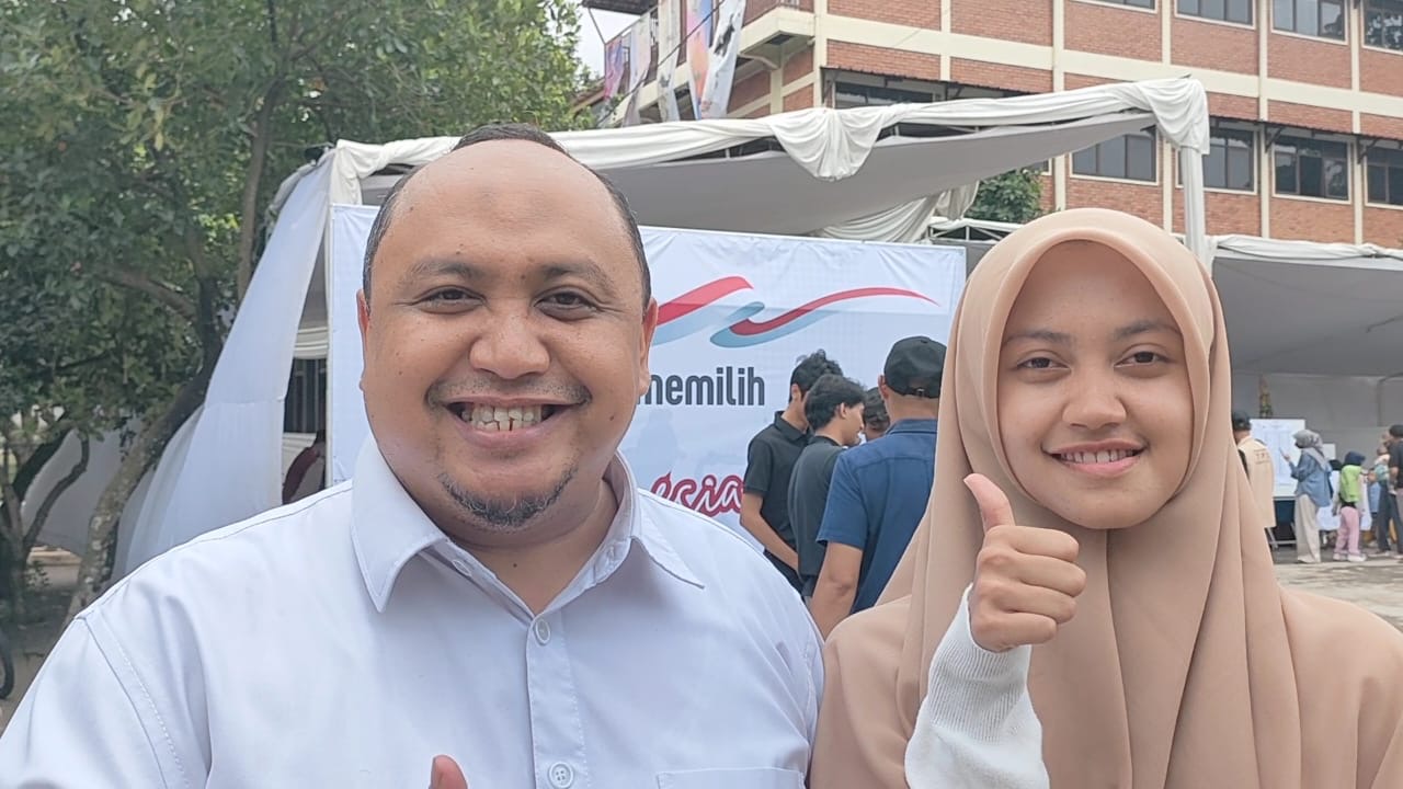 Ketua DPRD Kota Bogor Atang Trisnanto bersama anaknya ke TPS.