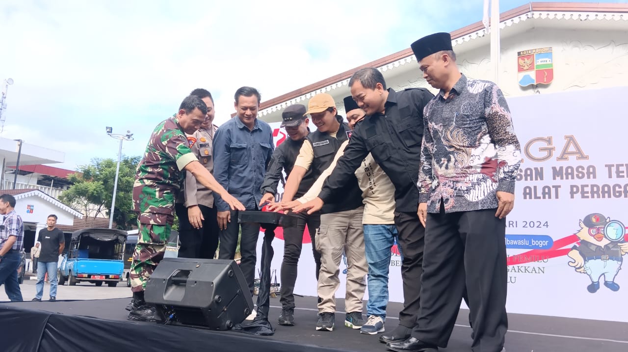 Pemkot Bogor dan Bawaslu, menggelar apel persiapan pembersihan alat peraga kampanye (APK) di halaman Balai Kota Bogor, pada Minggu (11/2/2024).