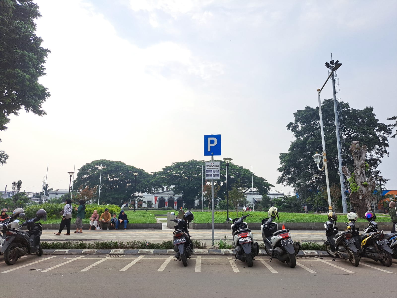 Bukan parkir liar, ini area parkir resmi sekitar Alun-Alun Kota Bogor yang kerap semrawut.