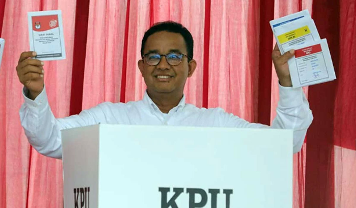 Anies Baswedan saat menyalurkan hak pilihnya di TPS 60, Cilandak, Lebak Bulus, Jakarta Selatan pada Rabu (14/2/2024) .