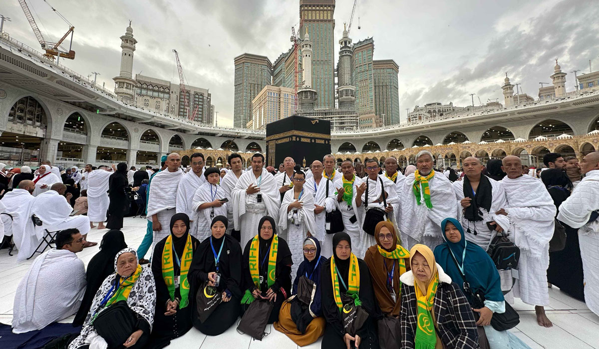 Sekolah Quran Asy Syahid, memberangkatkan 7 guru dan karyawan untuk menunaikan ibadah umrah ke tanah suci.