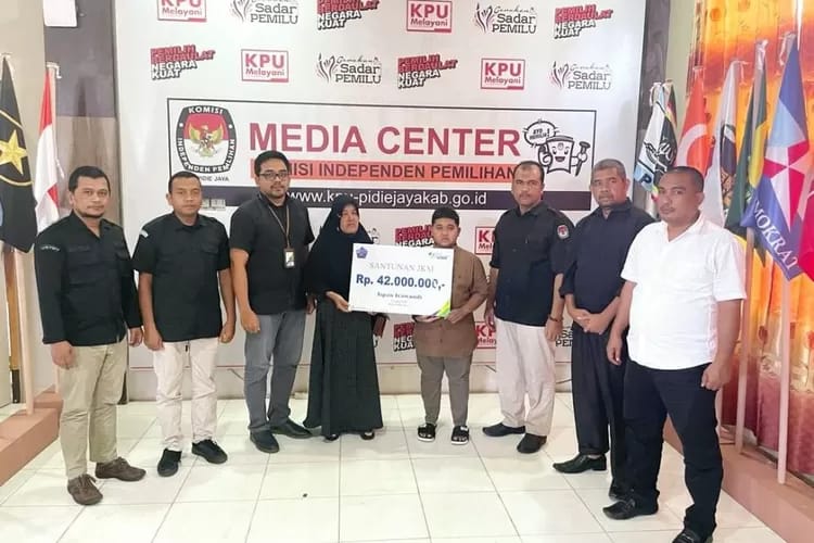 BPJS Ketenagakerjaan  membayarkan manfaat Jaminan Kecelakaan Kerja (JKK) kepada ahli waris petugas pemilu yang meninggal.
