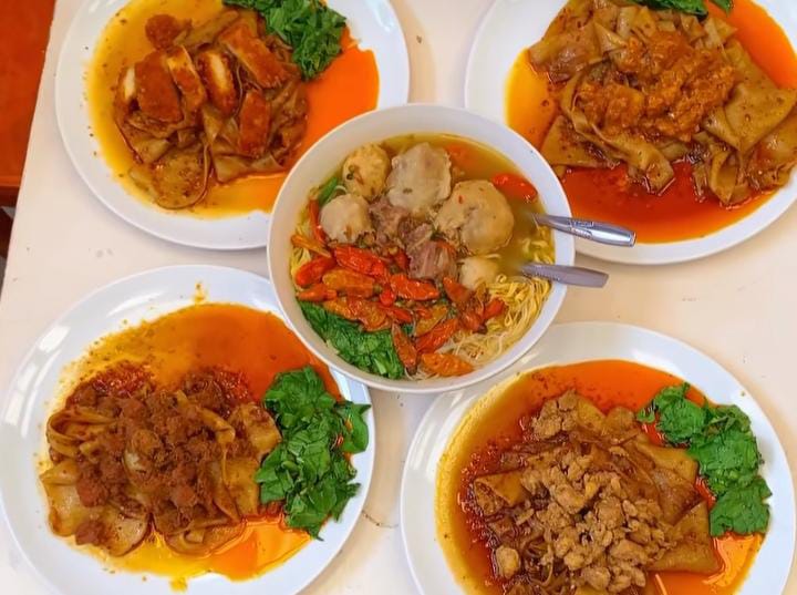 Bakso Kribo yang berlokasi di Jalan Roda Jaya No. 145, Kelurahan Babakan Pasar, Kecamatan Bogor Tengah, Kota Bogor, tepatnya di belakang Hotel 101.