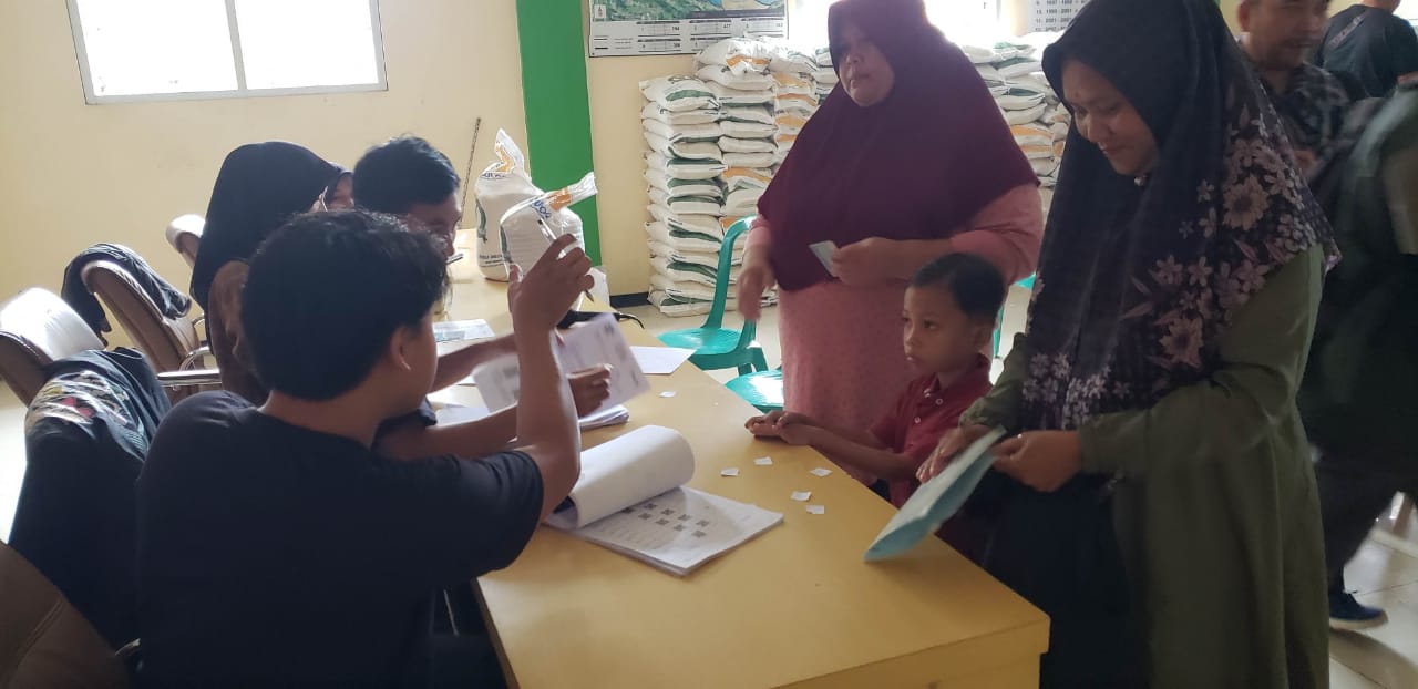 Warga antre untuk mendapatkan bansos beras 10 Kg dari pemerintah pusat. Foto: Septi/Radar Bogor