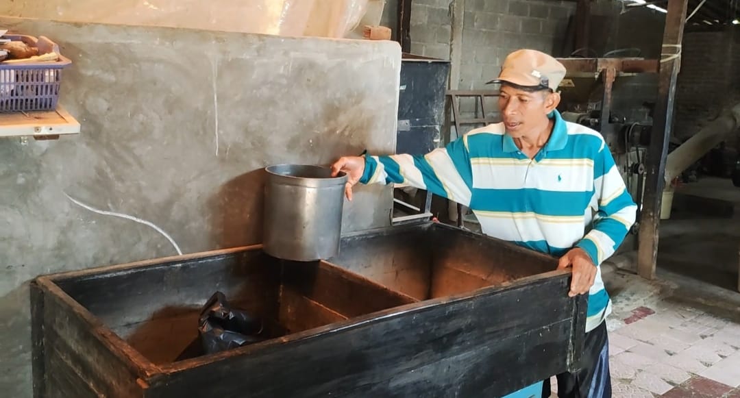 Pemilik pabrik penggilingan beras di wilayah Cileungsi tengah memeriksa karung gabah yang nanti akan digiling menjadi beras, saat ini mereka pun terdampak akibat belum panen dan harga beras cukup tinggi, Rabu (28/2/2024). JAENAL/RADAR BOGOR