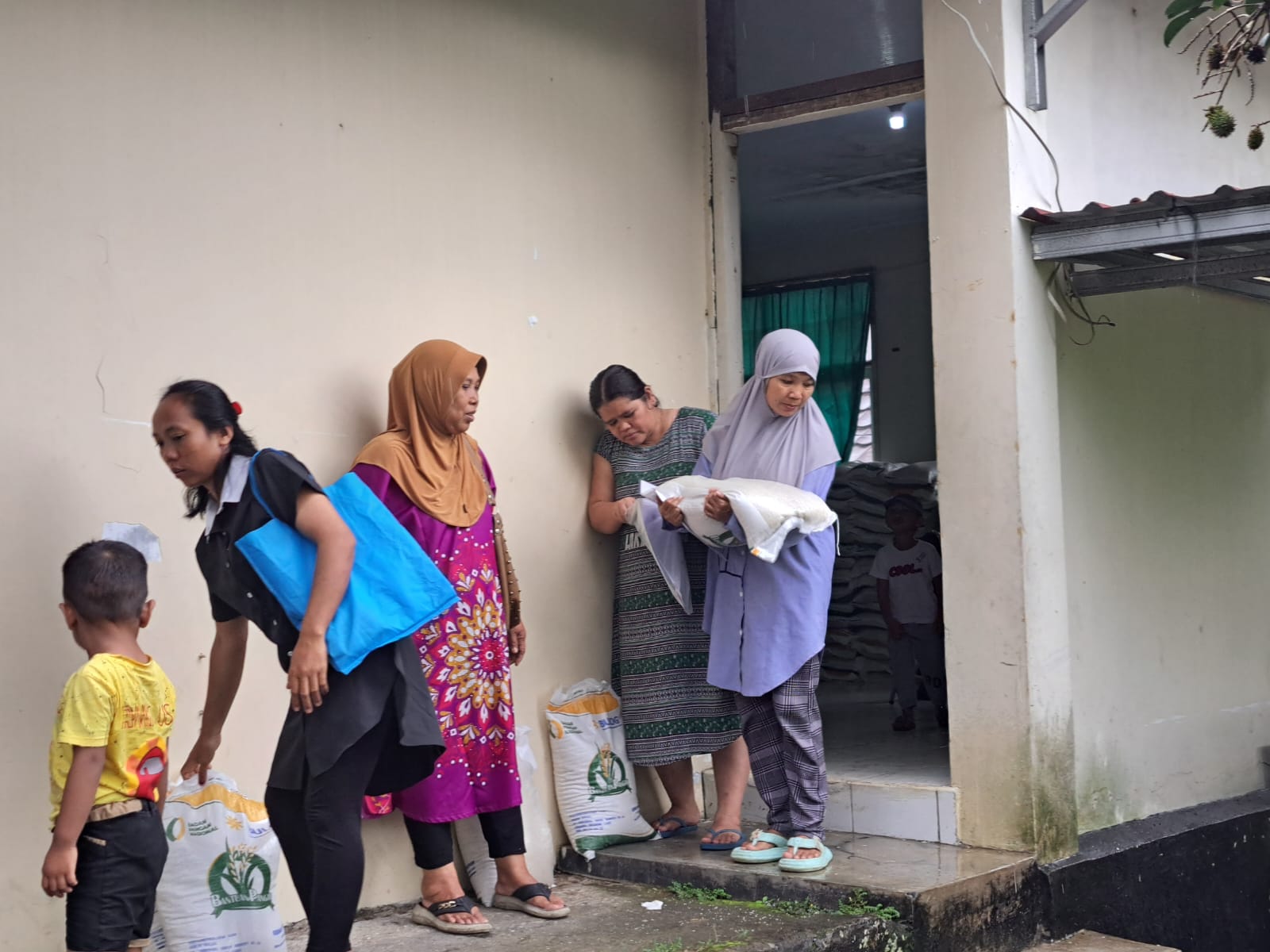 Warga saat mendapatkan bansos 10 kilogram beras dari Pemerintah Pusat. REKA/RADAR BOGOR
