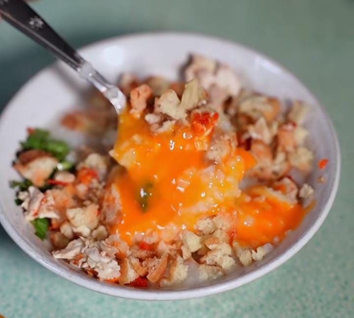 Bubur Ayam Selera Keluarga atau Bubur Ayam Tirza, yang sudah sejak tahun 1989 jualan di Kota Bogor, Jawa Barat.