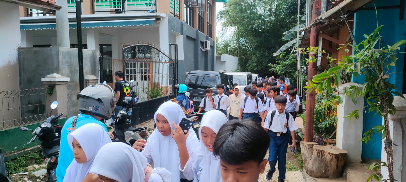 Ribuan pelajar tingkat pertama memadati Jalan Ciampea, Kabupaten Bogor, Senin (26/2/2024). ARIFAL/RADAR BOGOR