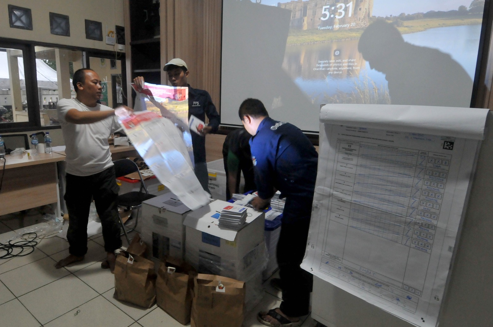 Petugas menghitung ulang surat suara tingkat Kecamatan di Kecamatan Ciampea, Kabupaten Bogor, Jawa Barat. Selasa (20/2/2024). Foto : Radar Bogor / Hendi Novian