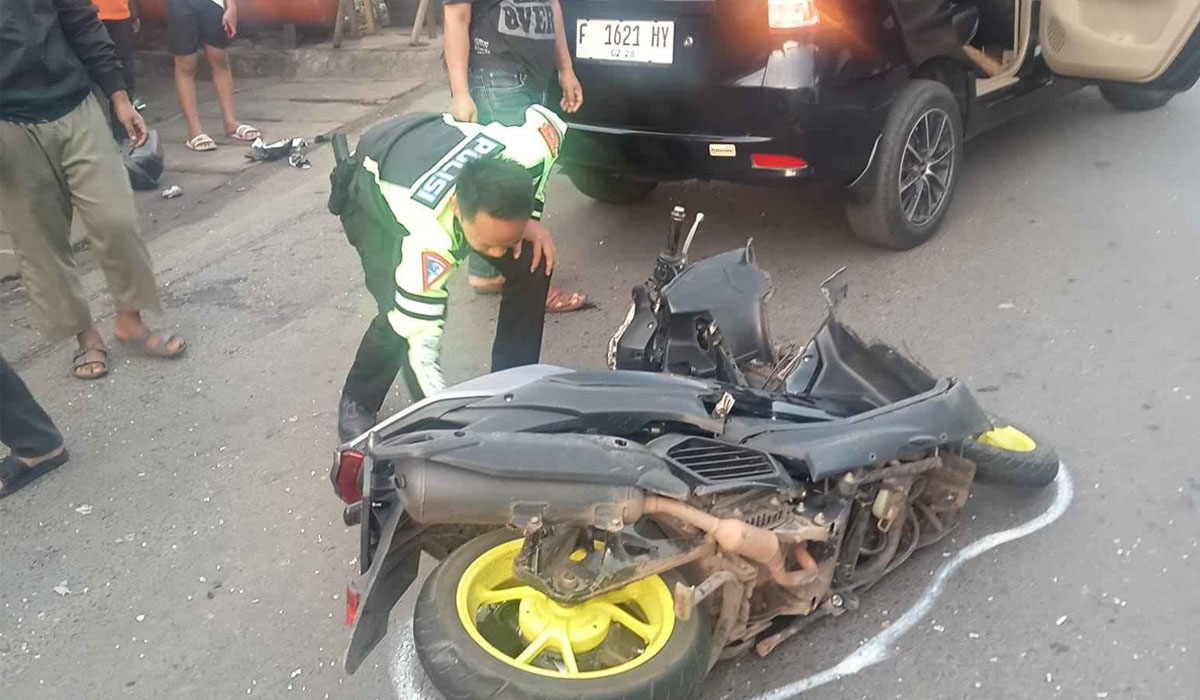 Petugas lantas dari Unit Laka Polsek Cileungsi ketika melakukan olah tempat kejadian perkara (TKP) kecelakaan motor dan truk Hino Kamis (8/2/2024).
