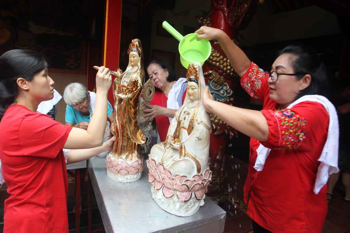 Menjelang Tahun Baru Imlek umat Konghucu mengadakan ritual cuci rupang di Vihara Dhanagun Bogor, Minggu (4/2/2024). SOFYANSYAH/RADAR BOGOR