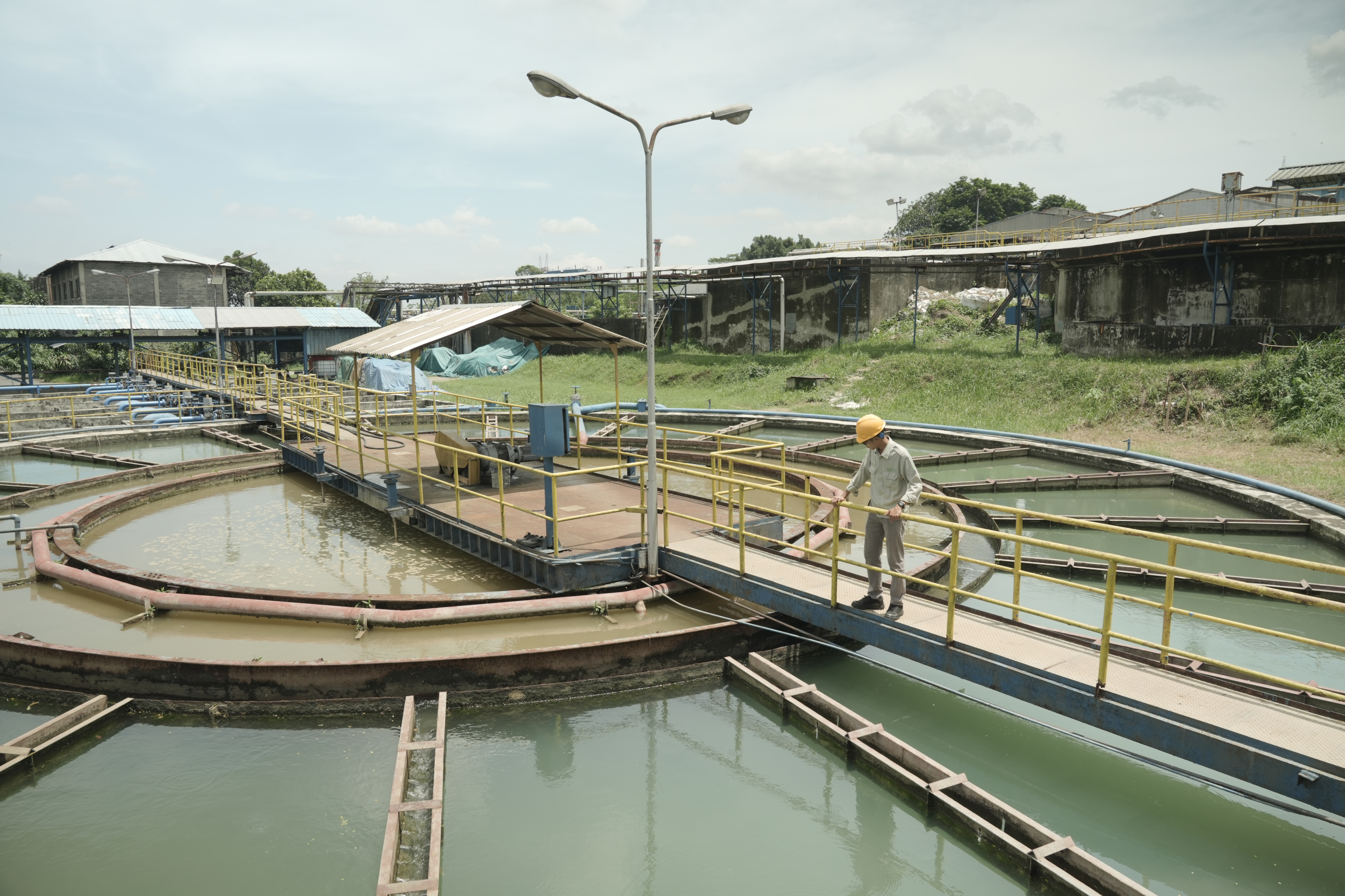 Seorang karyawan Aspex Kumbong tengah mengawasi operasional instalasi freshwater treatment di area perusahaan. (IST)
