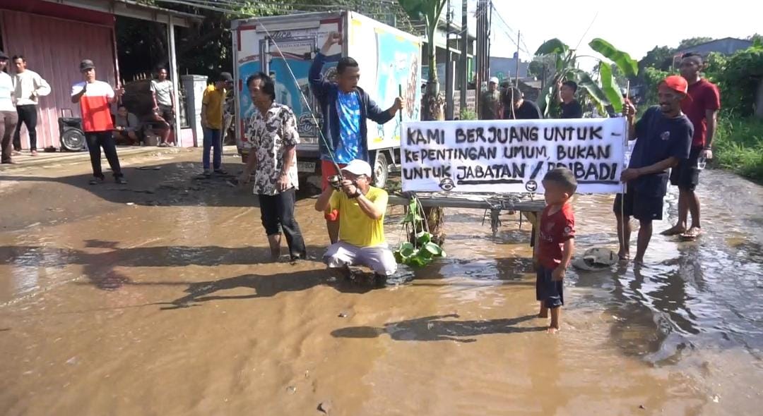 Masyarakat Desa Cikeas Udik, Kecamatan Gunung Putri, Kabupaten Bogor menggelar aksi demo di Jalan Bojong Nangka-Cikeas yang rusak, Selasa (20/2/2023).