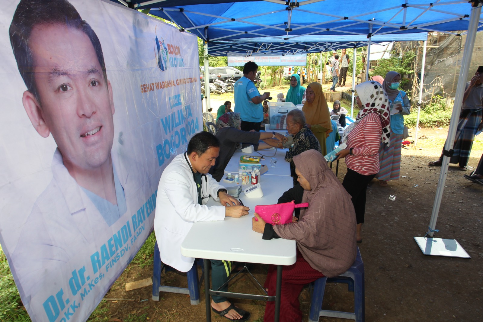 Dokter Rayendra memberikan pelayanan kesehatan gratis kepada ratusan warga di kawasan Kelurahan Tanah Baru Kecamatan Bogor Utara, foto sofyansyah radar bogor