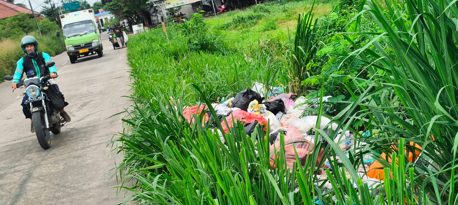 Salah satu titik di Jalan Lingkar Dramaga yang dijadikan lokasi sampah liar. ARIFAL/RADAR BOGOR