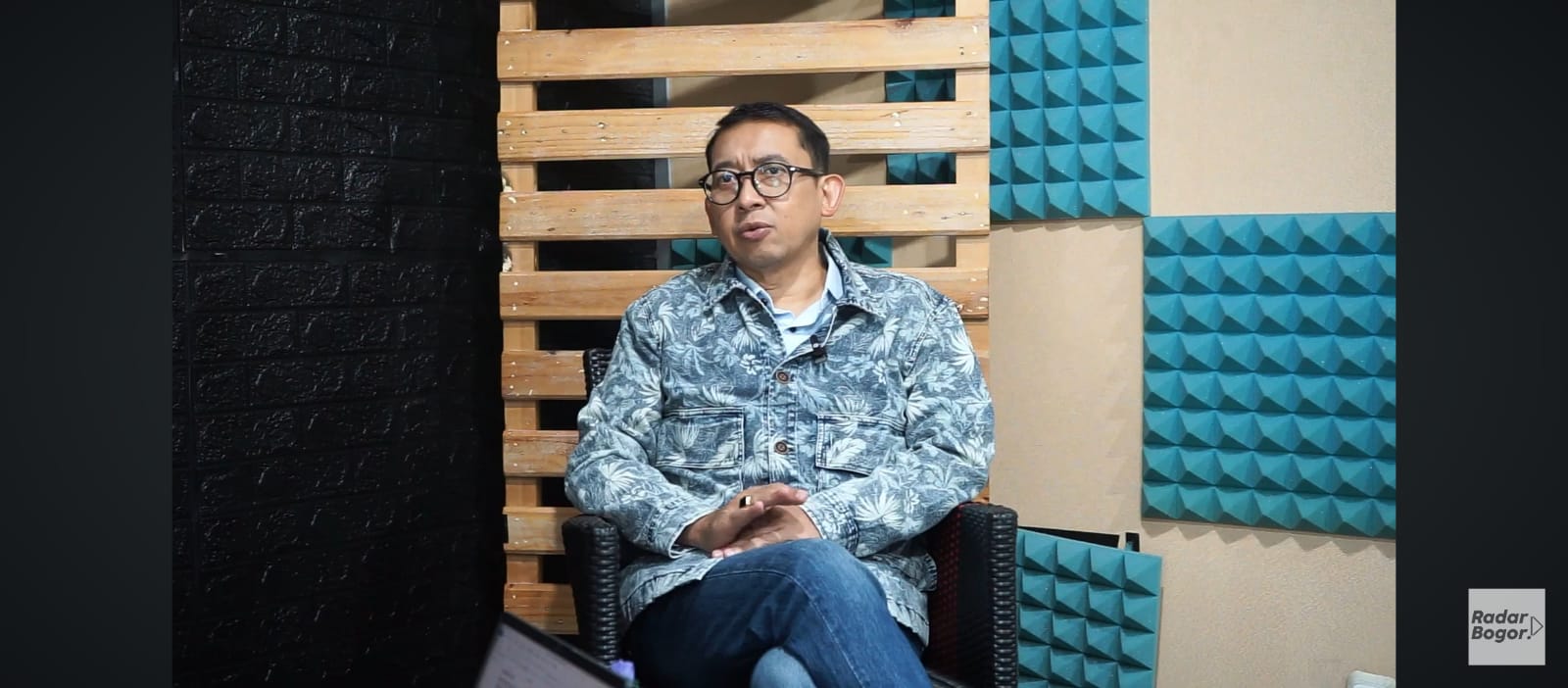 Wakil Ketua Umum Gerindra Fadli Zon saat podcast di Radar Bogor Minggu (4/2/2024). Kritikan terhadap Prabowo-Gibran dinilai sebagai bentuk kepanikan.
