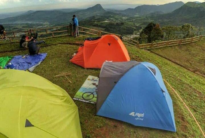 Gunung Geulis Camp Area, yang terletak di Jl. Bukit Pelangi No. 2, Kampung Nyalindung, Desa Gunung Geulis, Kecamatan Sukaraja, Kabupaten Bogor, Jawa Barat 16710. Foto IG WisataBogor